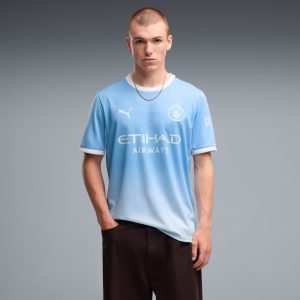 Camiseta oficial de la primera equipación del Manchester City para la temporada 26/27, versión de adulto en color azul cielo.