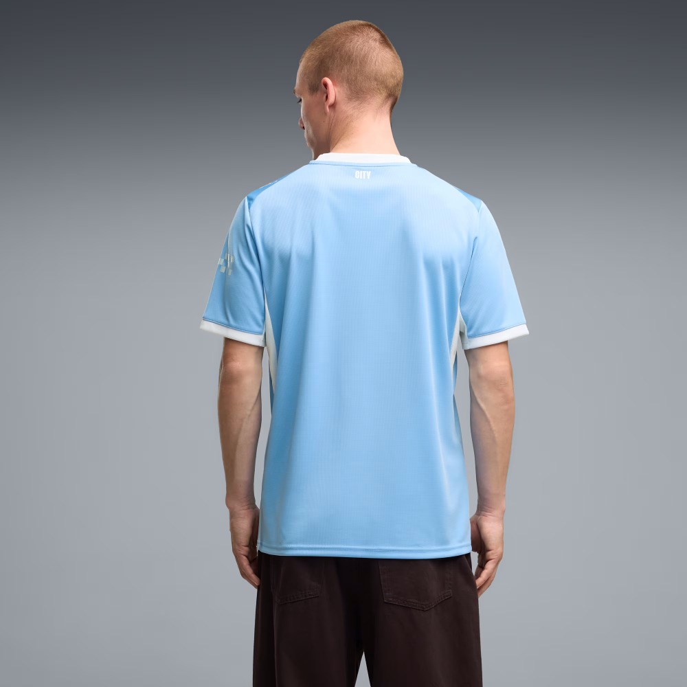 Camiseta Manchester City 26/27 4 Camiseta oficial de la primera equipación del Manchester City para la temporada 26/27, versión de adulto en color azul cielo.