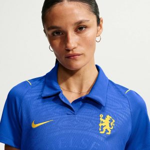 Camiseta de fútbol para mujer del Chelsea FC, primera equipación de la temporada 2026/27. Vista frontal de la equipación azul.