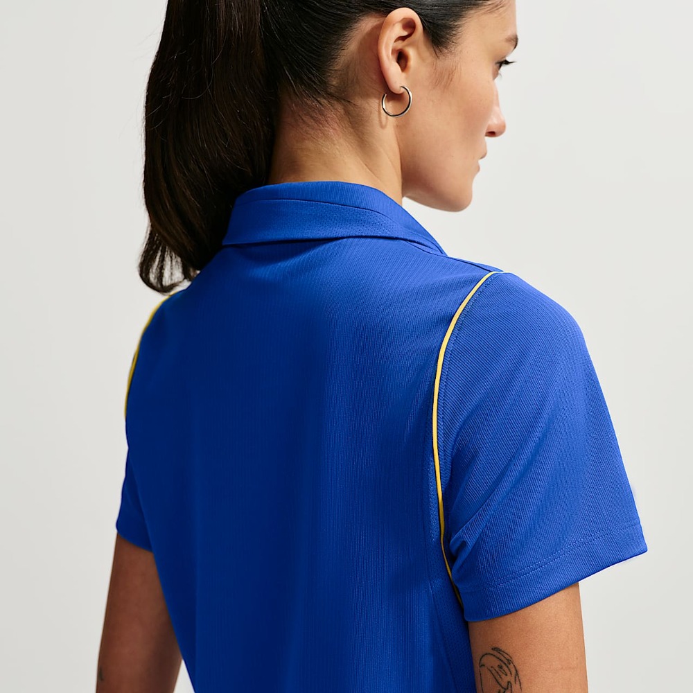 Camiseta Mujer Chelsea 2026/27 2 Camiseta de fútbol para mujer del Chelsea FC, primera equipación de la temporada 2026/27. Vista frontal de la equipación azul.