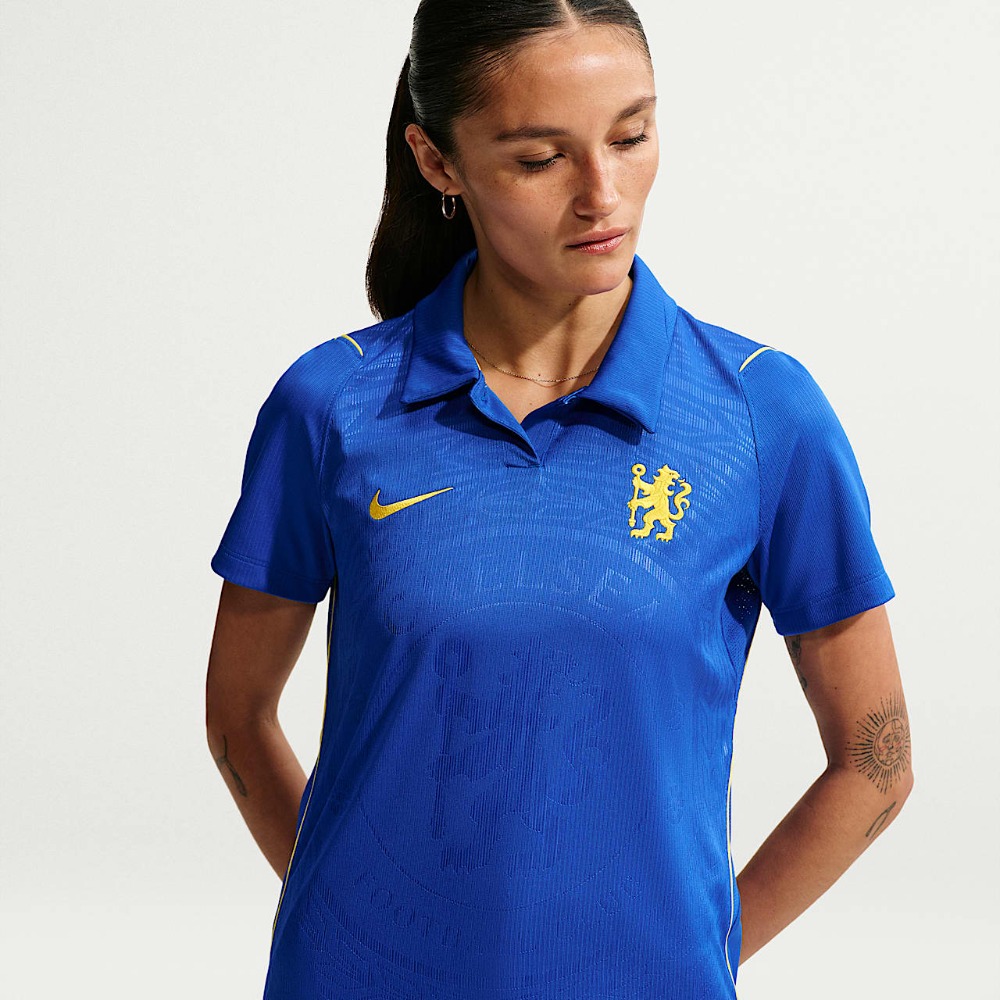 Camiseta Mujer Chelsea 2026/27 3 Camiseta de fútbol para mujer del Chelsea FC, primera equipación de la temporada 2026/27. Vista frontal de la equipación azul.