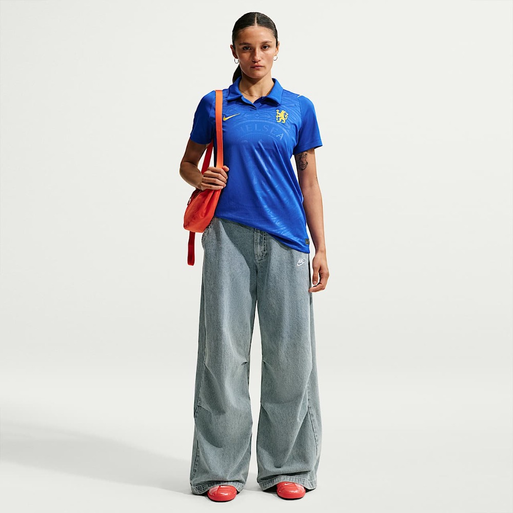 Camiseta Mujer Chelsea 2026/27 4 Camiseta de fútbol para mujer del Chelsea FC, primera equipación de la temporada 2026/27. Vista frontal de la equipación azul.