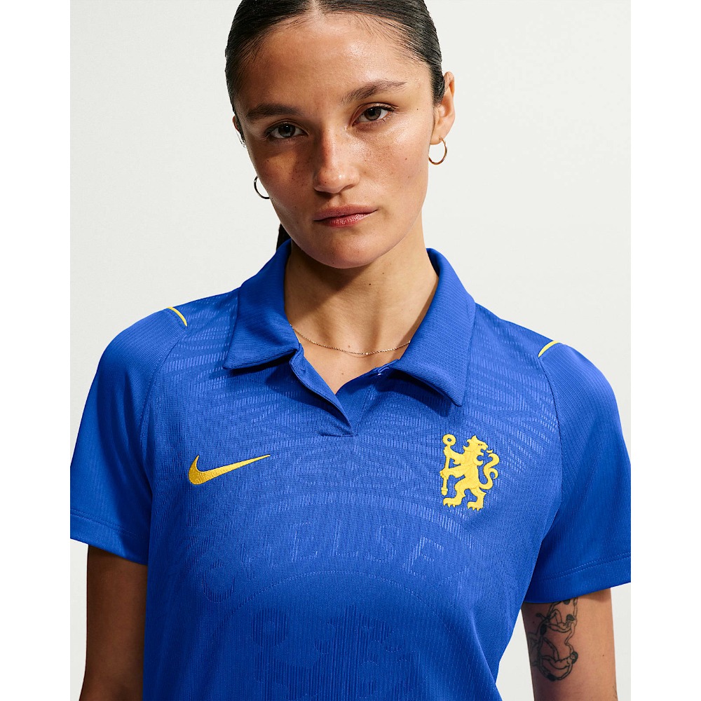 Camiseta Mujer Chelsea 2026/27 6 Camiseta de fútbol para mujer del Chelsea FC, primera equipación de la temporada 2026/27. Vista frontal de la equipación azul.