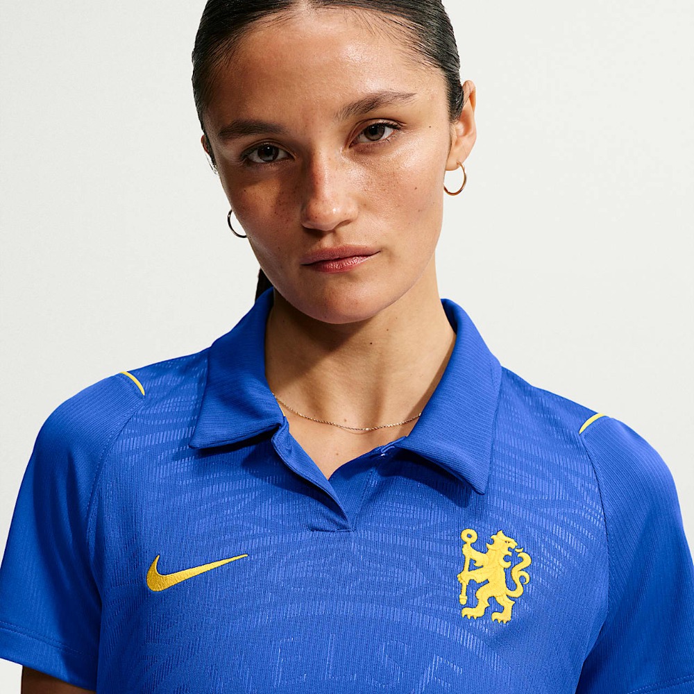 Camiseta Mujer Chelsea 2026/27 1 Camiseta de fútbol para mujer del Chelsea FC, primera equipación de la temporada 2026/27. Vista frontal de la equipación azul.
