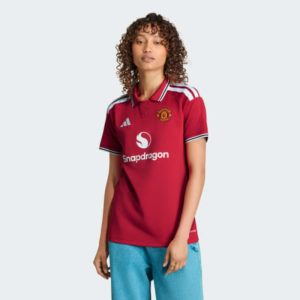 Camiseta de mujer del Manchester United, primera equipación para la temporada 2026/2027. Vista frontal de la prenda oficial.