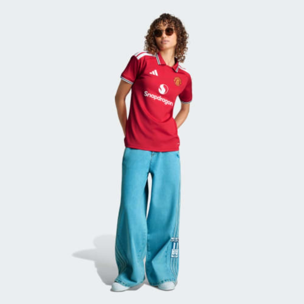 CAMISETA MUJER MANCHESTER UNITED 26/27 3 Camiseta de mujer del Manchester United, primera equipación para la temporada 2026/2027. Vista frontal de la prenda oficial.