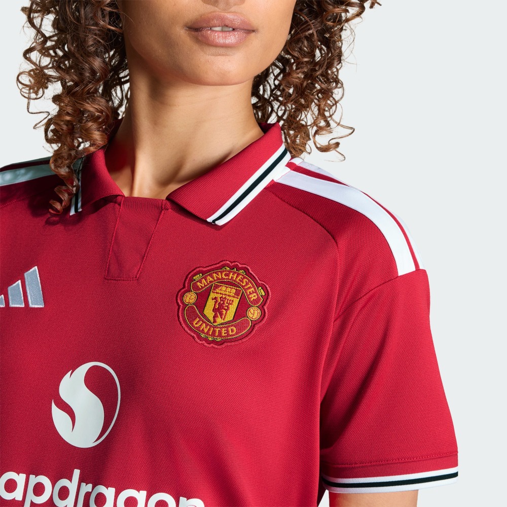 CAMISETA MUJER MANCHESTER UNITED 26/27 6 Camiseta de mujer del Manchester United, primera equipación para la temporada 2026/2027. Vista frontal de la prenda oficial.