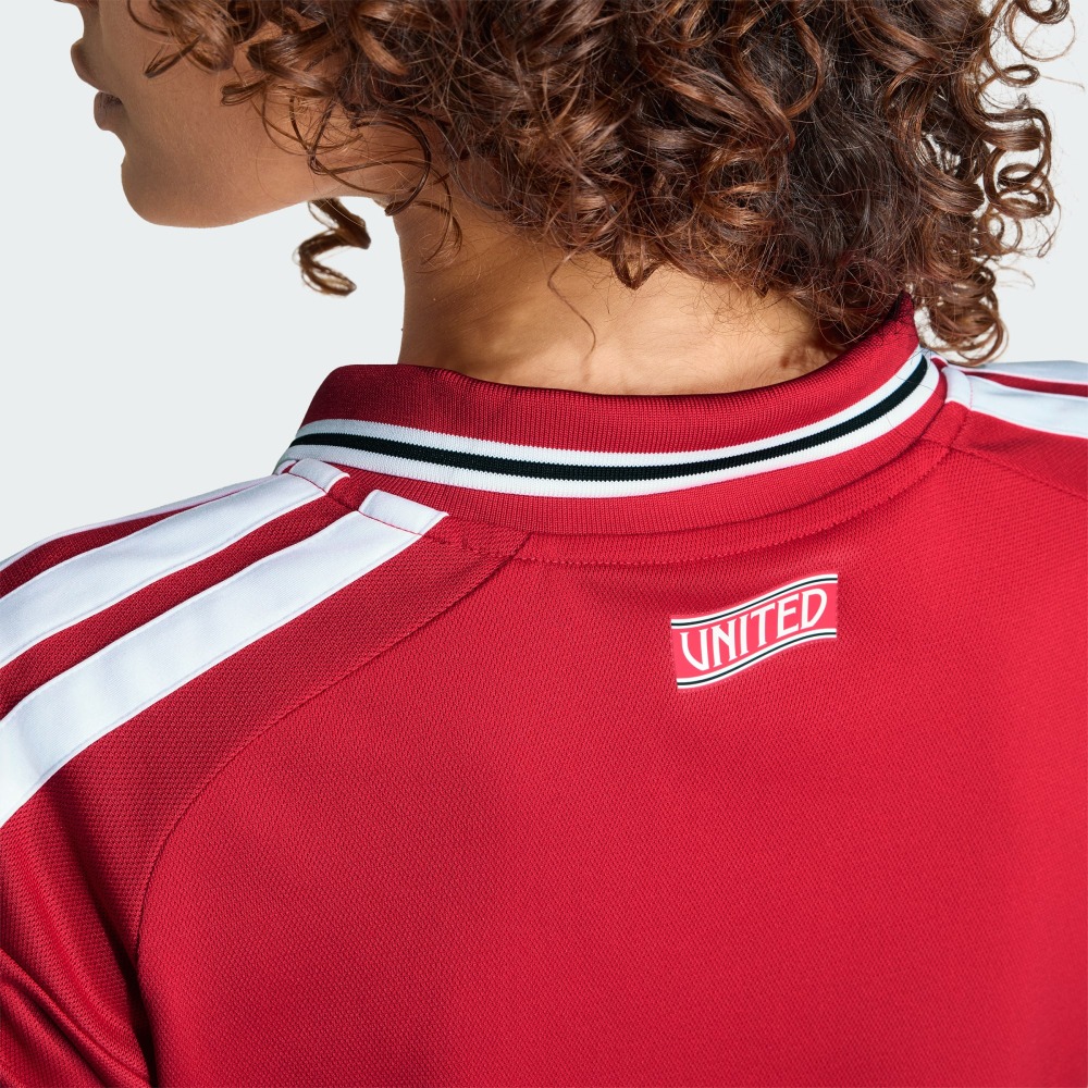 CAMISETA MUJER MANCHESTER UNITED 26/27 7 Camiseta de mujer del Manchester United, primera equipación para la temporada 2026/2027. Vista frontal de la prenda oficial.