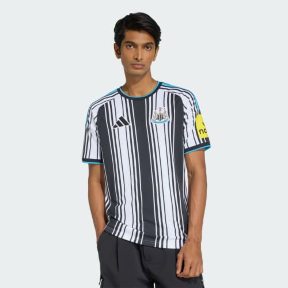 CAMISETA NEWCASTLE UNITED 26/27 1 Camiseta de la primera equipación del Newcastle United para la temporada 26/27. Uniforme oficial para adulto.