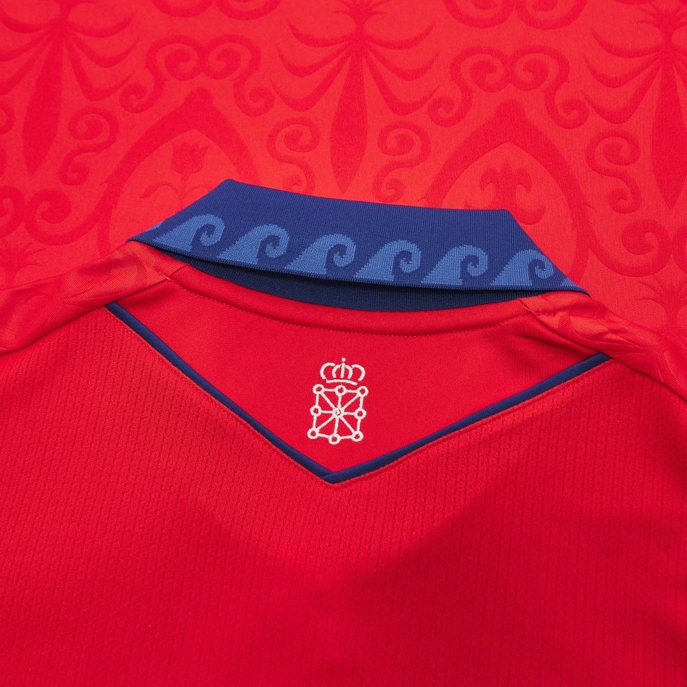 Equipación niño Osasuna 2026/27 7 Equipación local del Club Atlético Osasuna en color rojo para la temporada 2027. Camiseta de fútbol oficial para adulto.