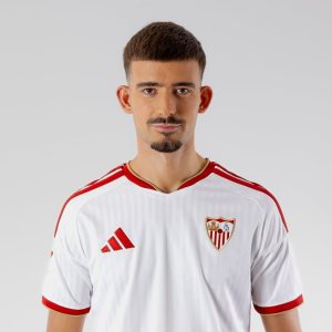 Vista frontal de la camiseta del Sevilla FC para adulto, primera equipación de la temporada 2026/27. Diseño oficial.