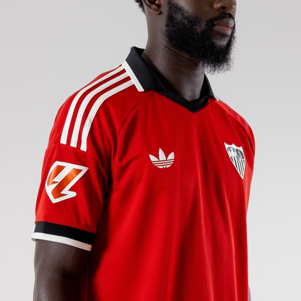 Camiseta Sevilla Visitante 2026/27 2 Vista frontal de la camiseta oficial del Sevilla FC, segunda equipación de la temporada 2026/27 para adulto.