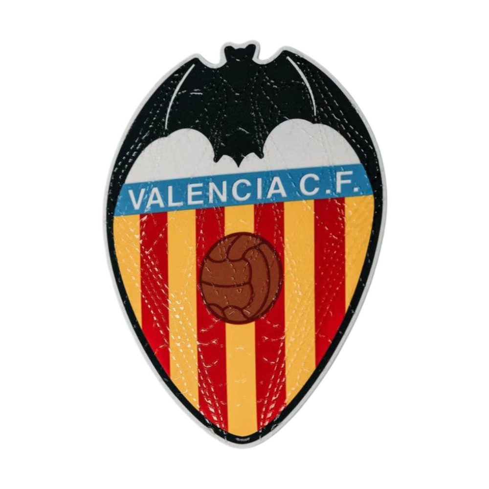 CAMISETA VALENCIA 2026/27 3 Camiseta oficial del Valencia CF para la temporada 2026/27. Primera equipación de adulto en su clásico diseño blanco y negro.