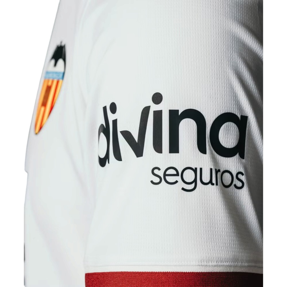 CAMISETA VALENCIA 2026/27 4 Camiseta oficial del Valencia CF para la temporada 2026/27. Primera equipación de adulto en su clásico diseño blanco y negro.