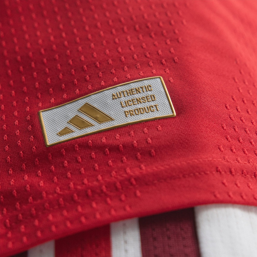 CAMISETA VERSION JUGADOR ARSENAL FC 26/27 7 Camiseta versión jugador del Arsenal FC para la temporada 26/27. Primera equipación oficial para adulto. Diseño y escudo.
