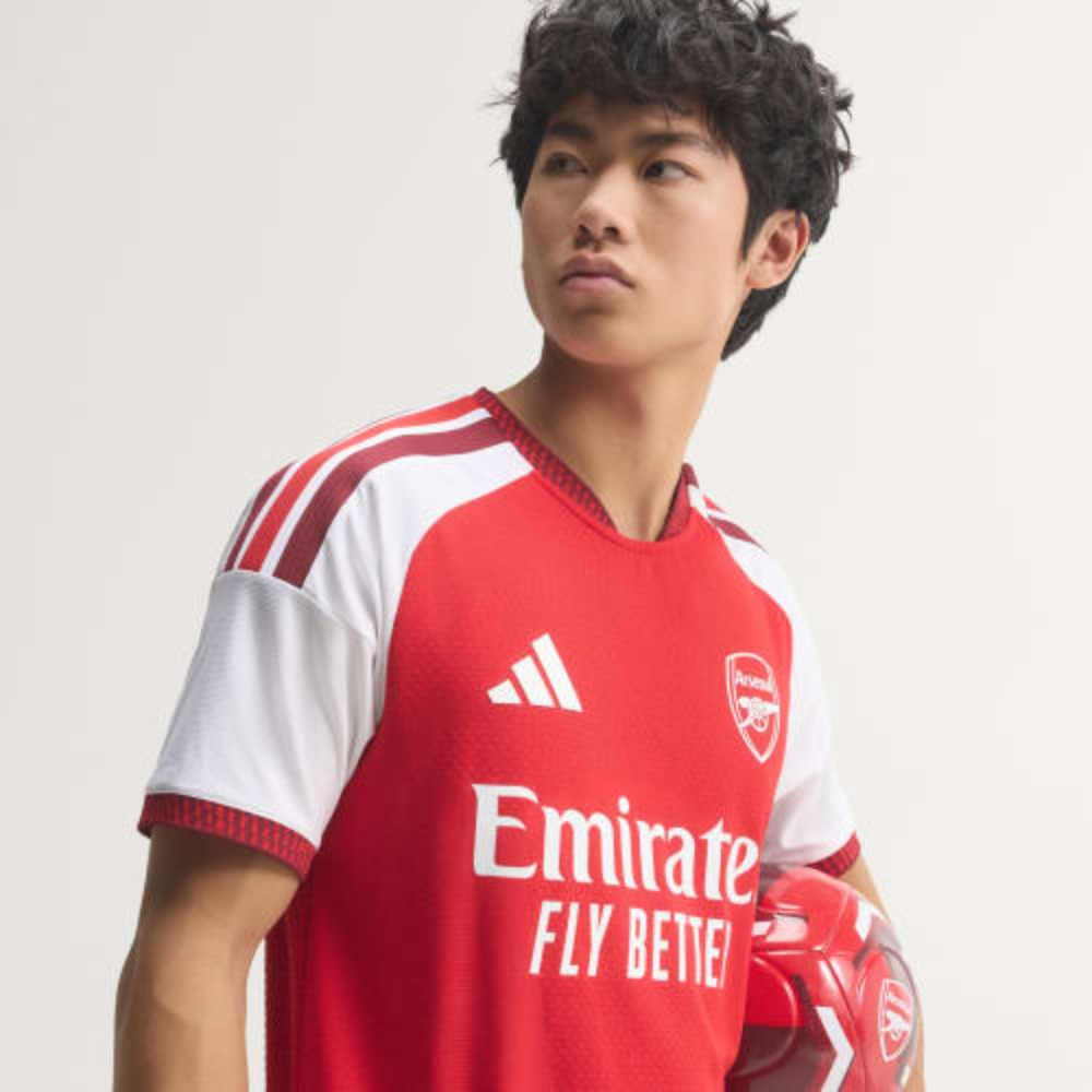CAMISETA VERSION JUGADOR ARSENAL FC 26/27 1 Camiseta versión jugador del Arsenal FC para la temporada 26/27. Primera equipación oficial para adulto. Diseño y escudo.