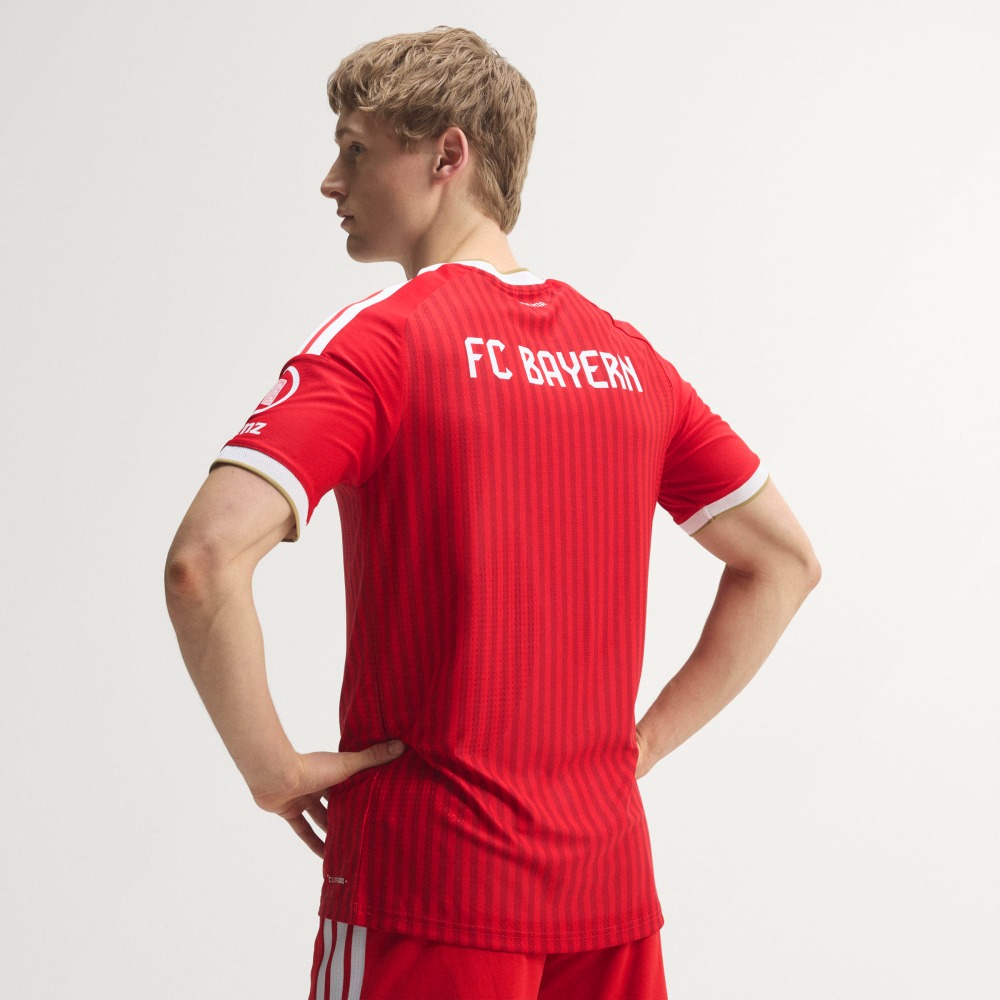 Camiseta Versión Jugador Bayer Munich 26/27 2 Camiseta del Bayern Munich versión jugador para la temporada 26/27. Detalle de la primera equipación para adulto.