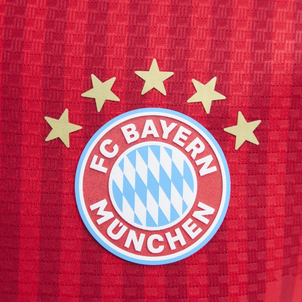 Camiseta Versión Jugador Bayer Munich 26/27 3 Camiseta del Bayern Munich versión jugador para la temporada 26/27. Detalle de la primera equipación para adulto.