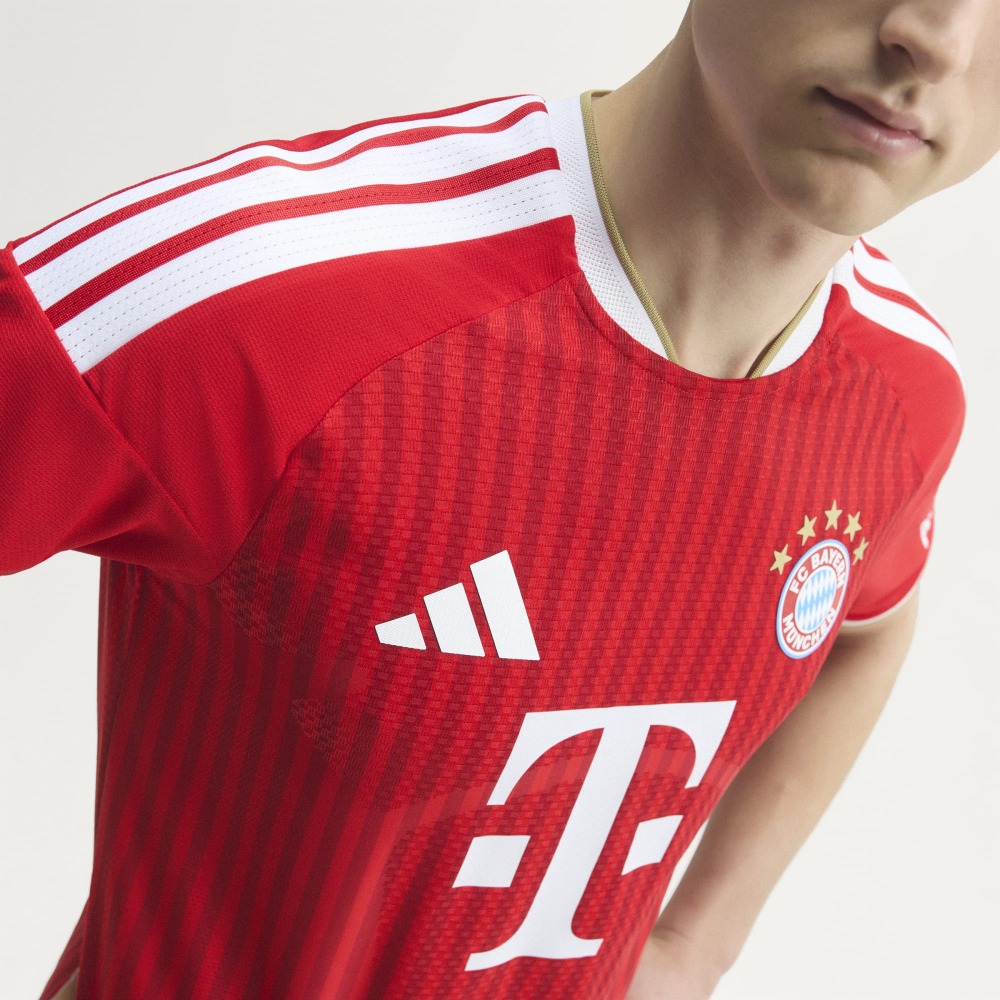 Camiseta Versión Jugador Bayer Munich 26/27 6 Camiseta del Bayern Munich versión jugador para la temporada 26/27. Detalle de la primera equipación para adulto.