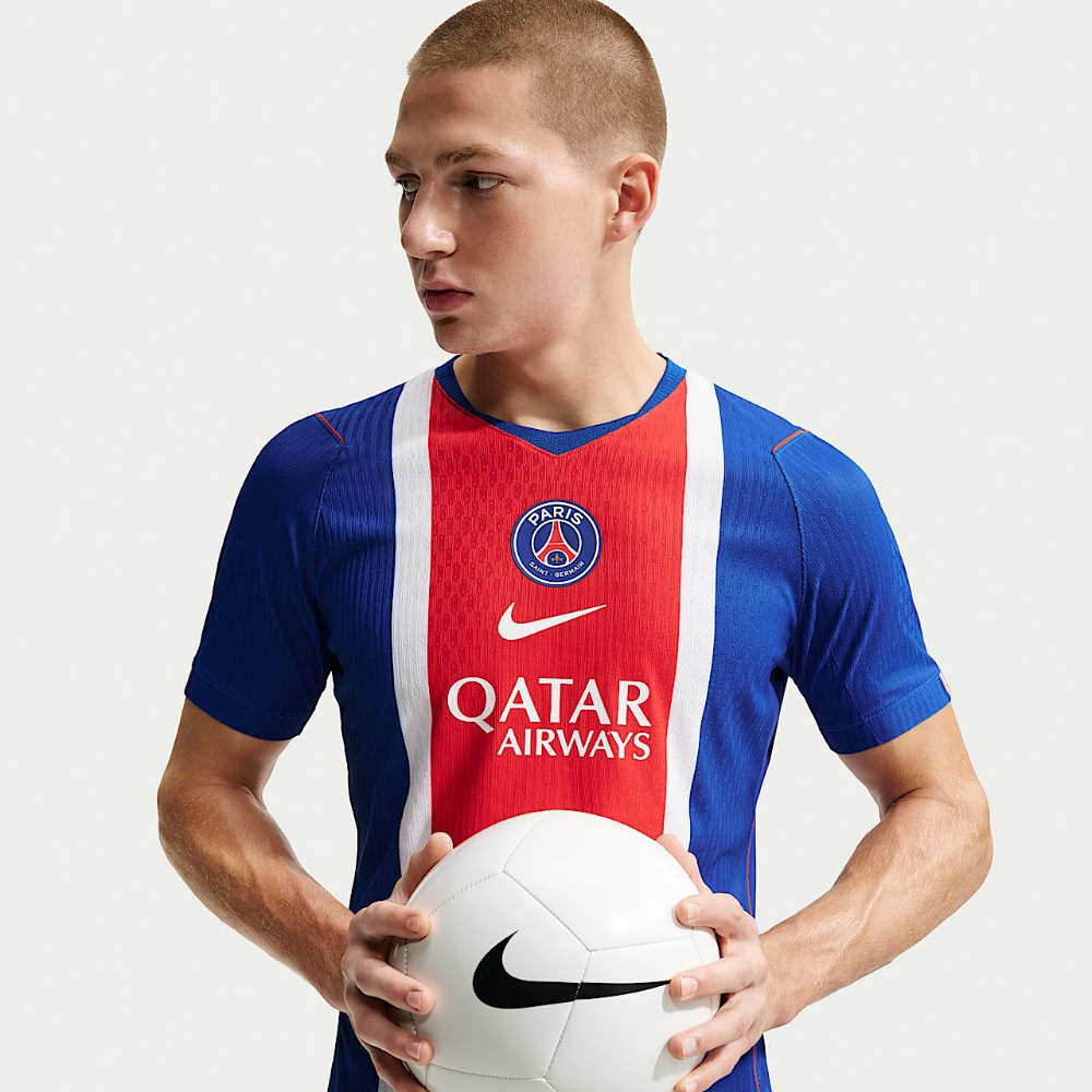 Camiseta Versión Jugador Paris Saint-Germain 26/27 1 Camiseta de la primera equipación del Paris Saint-Germain 26/27, versión jugador para adulto. Vista frontal de la prenda oficial.