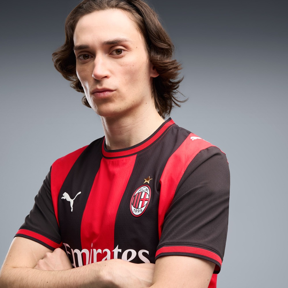 Camiseta Versión Player AC Milan Authentic 26/27 2 Camiseta de fútbol AC Milan versión Player Authentic para la temporada 26/27. Primera equipación oficial para adulto.