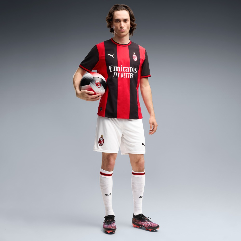 Camiseta Versión Player AC Milan Authentic 26/27 3 Camiseta de fútbol AC Milan versión Player Authentic para la temporada 26/27. Primera equipación oficial para adulto.