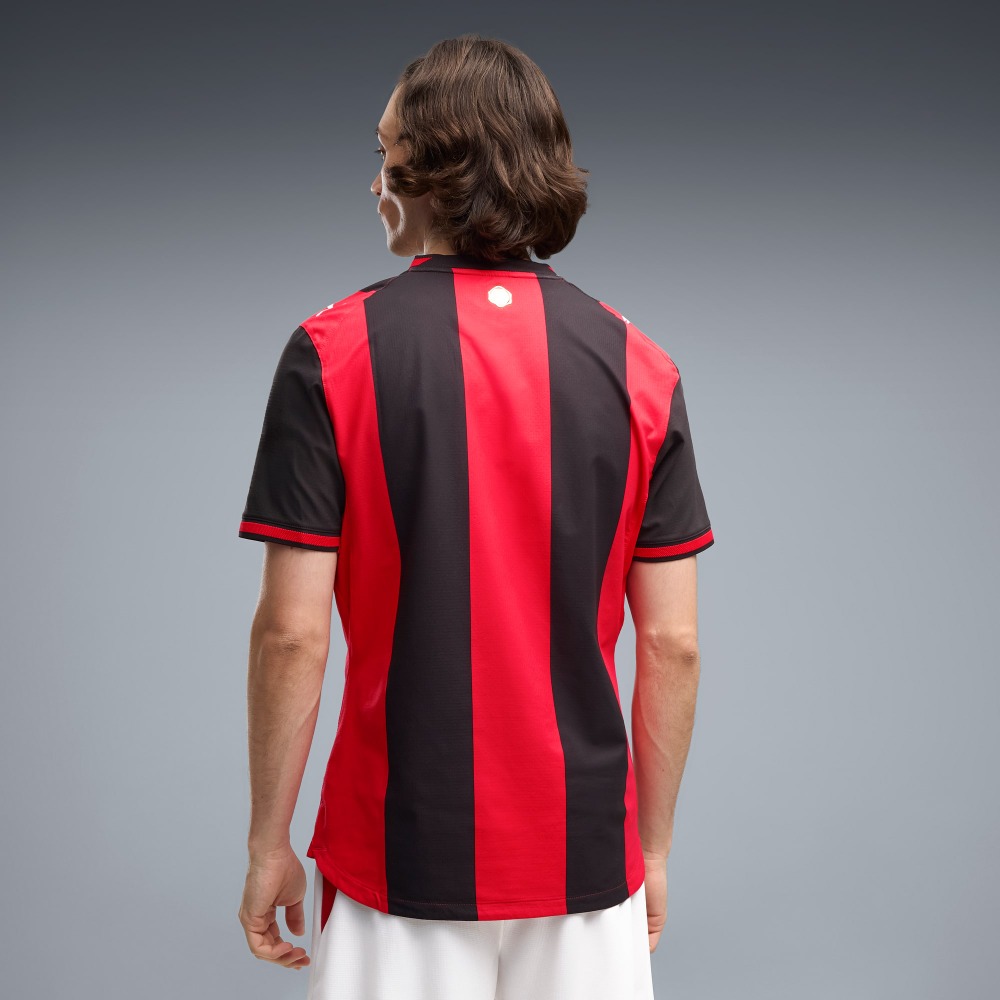 Camiseta Versión Player AC Milan Authentic 26/27 4 Camiseta de fútbol AC Milan versión Player Authentic para la temporada 26/27. Primera equipación oficial para adulto.