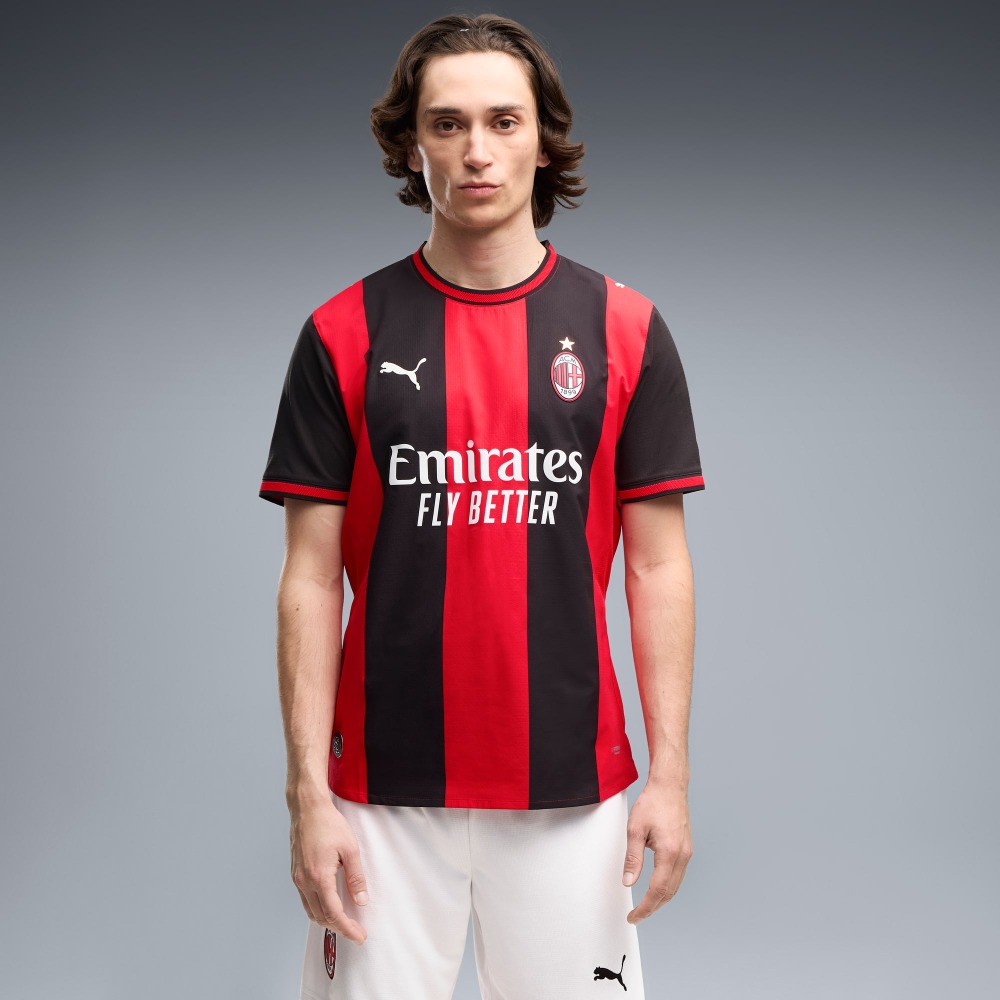 Camiseta Versión Player AC Milan Authentic 26/27 1 Camiseta de fútbol AC Milan versión Player Authentic para la temporada 26/27. Primera equipación oficial para adulto.