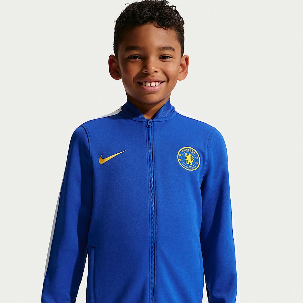 Chándal Niño Chelsea 2026/27 2 Chándal de entrenamiento del Chelsea FC para niño, temporada 2026/27. Conjunto oficial de chaqueta y pantalón para niños.