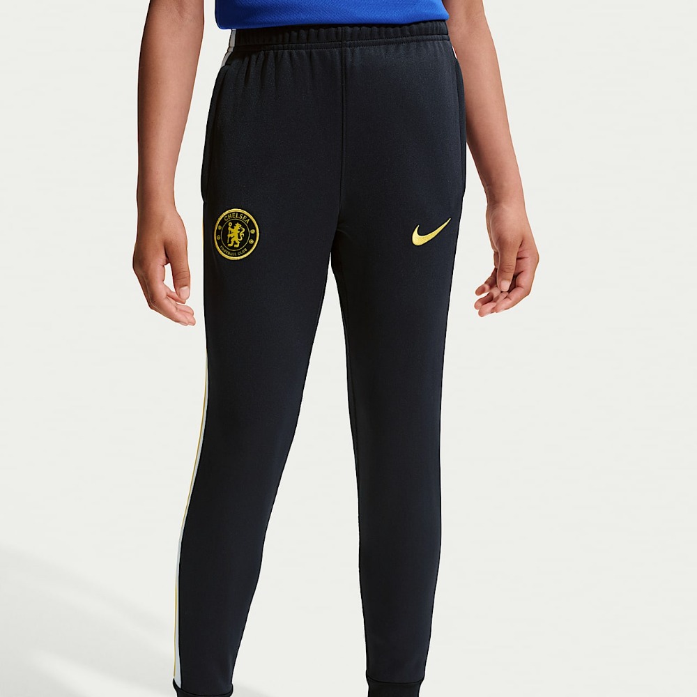 Chándal Niño Chelsea 2026/27 4 Chándal de entrenamiento del Chelsea FC para niño, temporada 2026/27. Conjunto oficial de chaqueta y pantalón para niños.