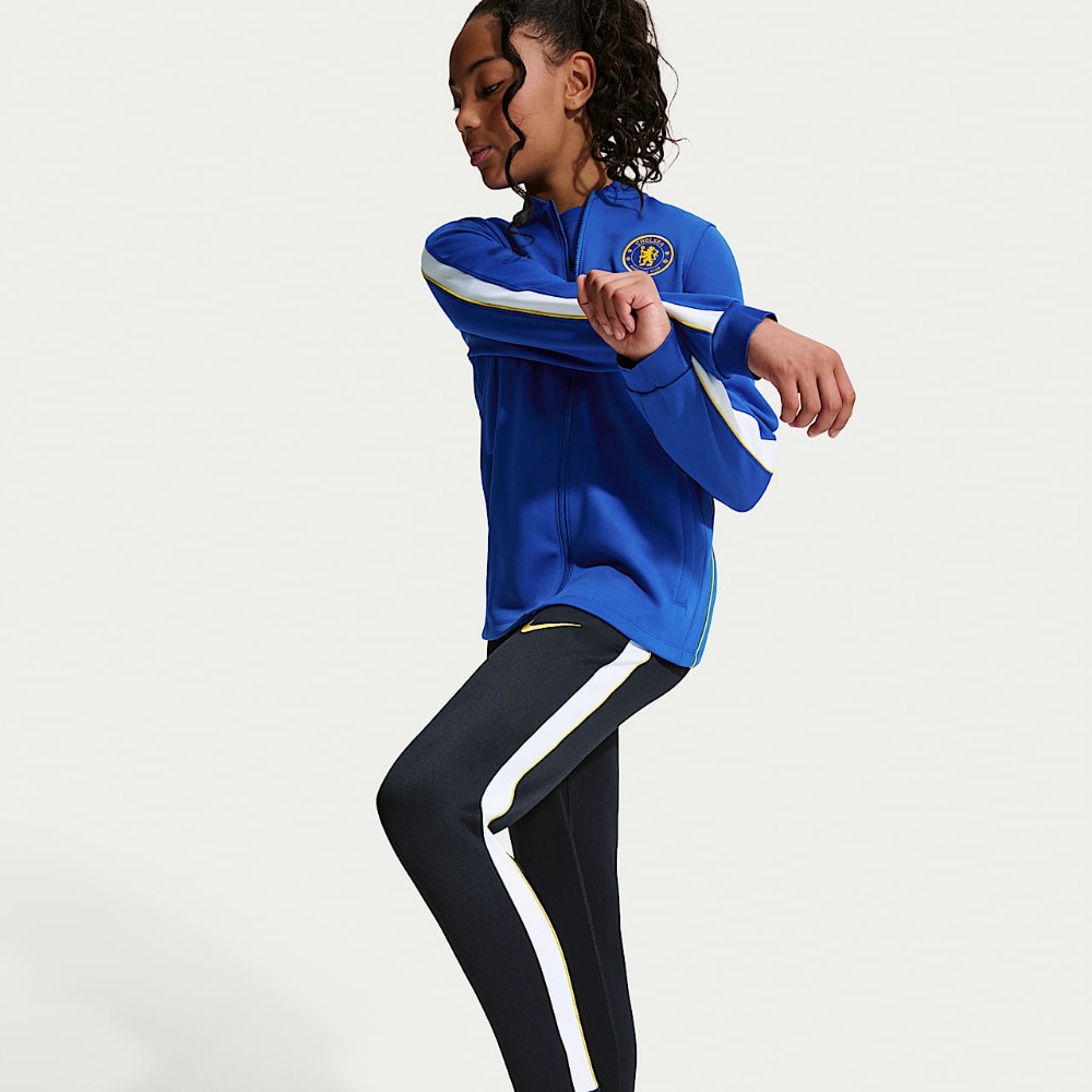 Chándal Niño Chelsea 2026/27 5 Chándal de entrenamiento del Chelsea FC para niño, temporada 2026/27. Conjunto oficial de chaqueta y pantalón para niños.