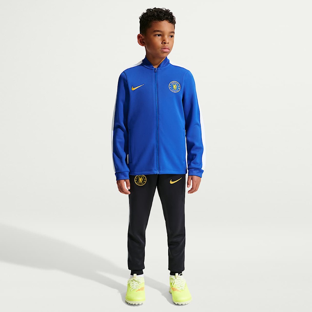 Chándal Niño Chelsea 2026/27 6 Chándal de entrenamiento del Chelsea FC para niño, temporada 2026/27. Conjunto oficial de chaqueta y pantalón para niños.