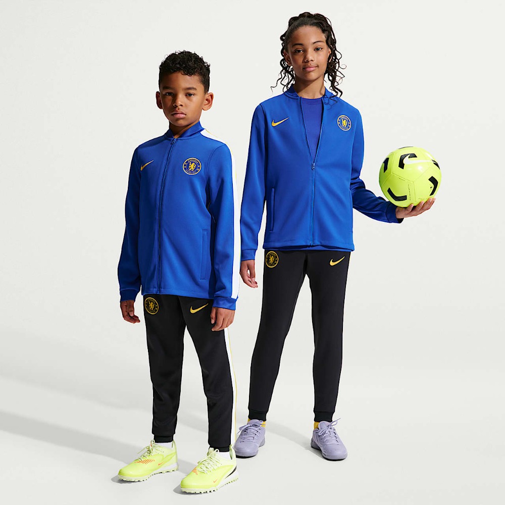 Chándal Niño Chelsea 2026/27 1 Chándal de entrenamiento del Chelsea FC para niño, temporada 2026/27. Conjunto oficial de chaqueta y pantalón para niños.