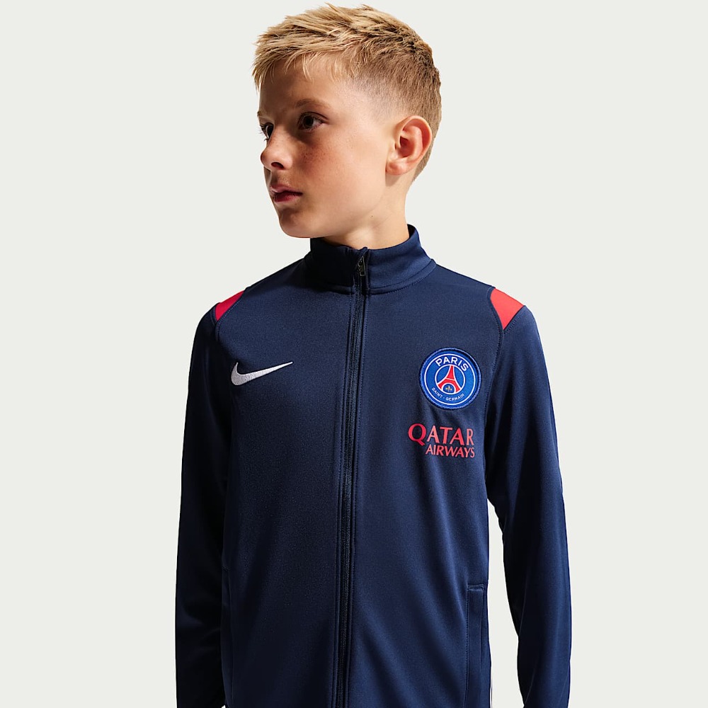 Chándal Niño Paris Saint-Germain 26/27 2 Chándal de fútbol para niño del Paris Saint-Germain, temporada 2026/2027. Conjunto oficial de la primera equipación.