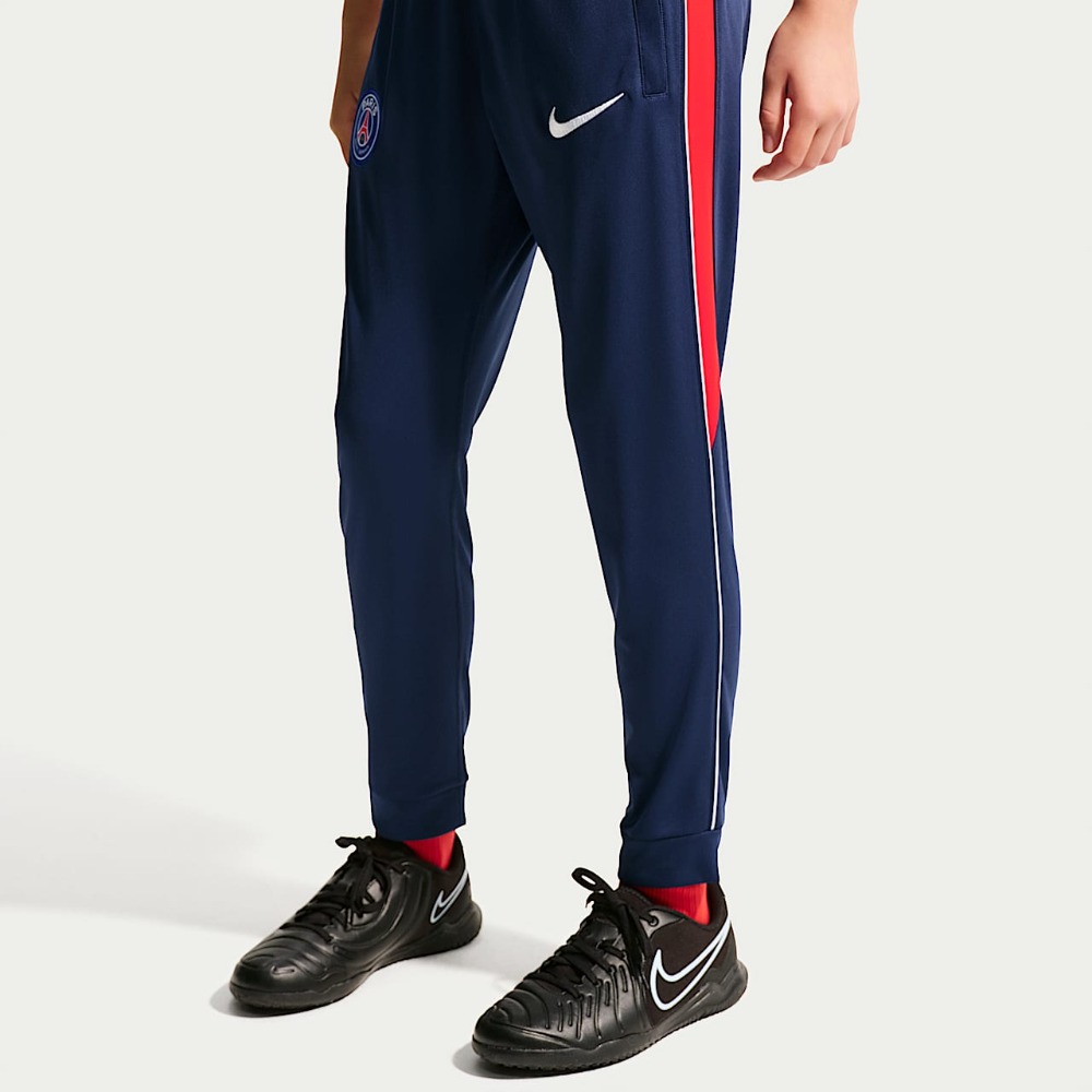 Chándal Niño Paris Saint-Germain 26/27 4 Chándal de fútbol para niño del Paris Saint-Germain, temporada 2026/2027. Conjunto oficial de la primera equipación.