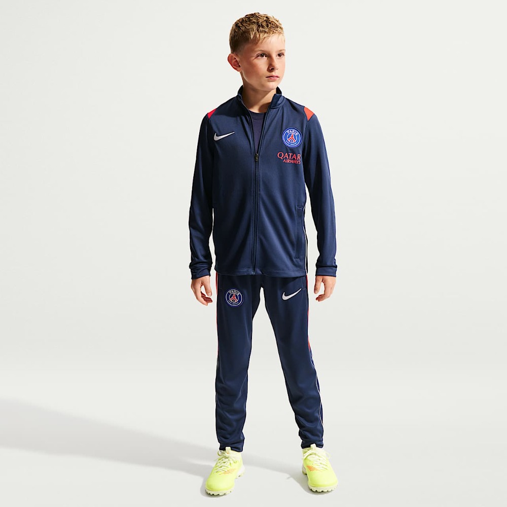Chándal Niño Paris Saint-Germain 26/27 6 Chándal de fútbol para niño del Paris Saint-Germain, temporada 2026/2027. Conjunto oficial de la primera equipación.