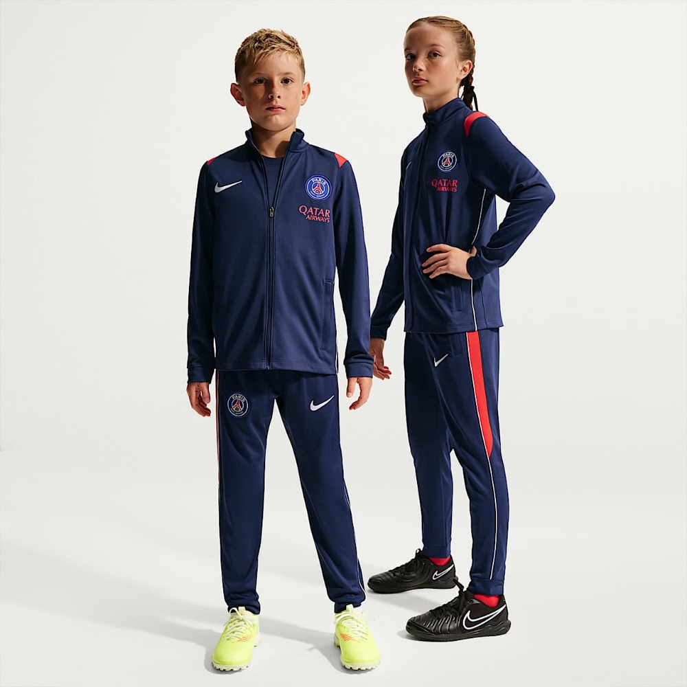 Chándal Niño Paris Saint-Germain 26/27 1 Chándal de fútbol para niño del Paris Saint-Germain, temporada 2026/2027. Conjunto oficial de la primera equipación.