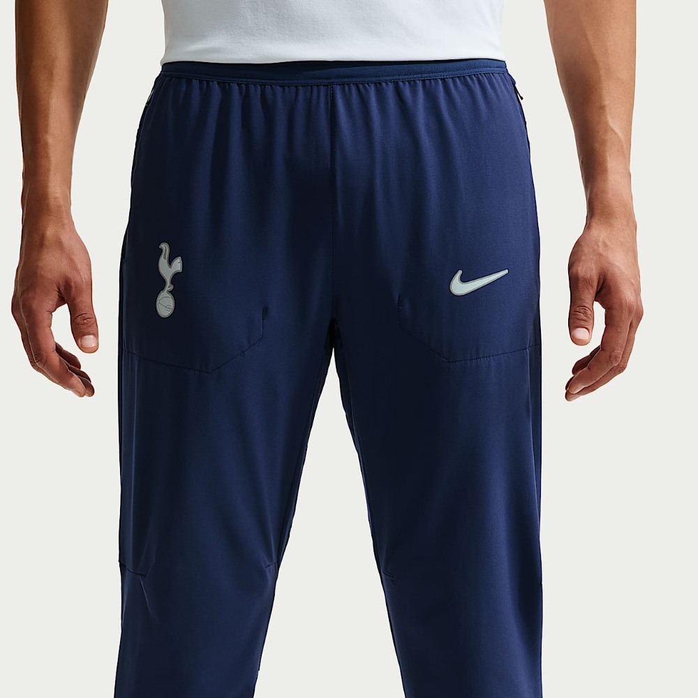 Chandál Tottenham Hotspur 26/27 2 Chándal oficial del Tottenham Hotspur para la temporada 26/27. Conjunto de chaqueta y pantalón de entrenamiento para adulto.