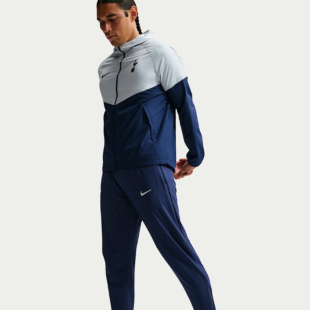 Chandál Tottenham Hotspur 26/27 4 Chándal oficial del Tottenham Hotspur para la temporada 26/27. Conjunto de chaqueta y pantalón de entrenamiento para adulto.