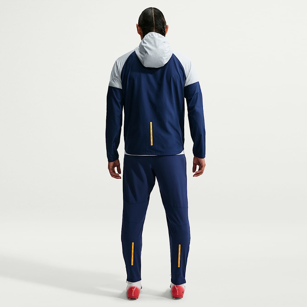 Chandál Tottenham Hotspur 26/27 5 Chándal oficial del Tottenham Hotspur para la temporada 26/27. Conjunto de chaqueta y pantalón de entrenamiento para adulto.