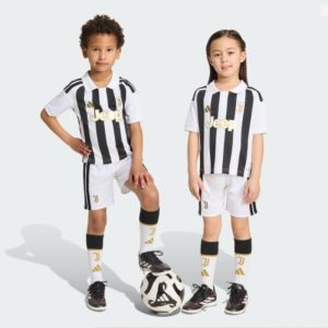 Camisetas Juventus Baratas 44 Conjunto de la primera equipación para niños del Juventus para la temporada 26/27, con camiseta y pantalón corto a juego.