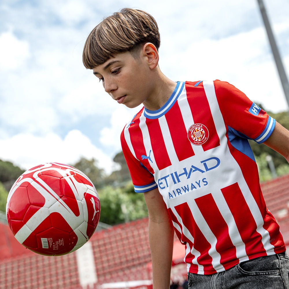 Equipación Girona Niños 2026/27 1 Primera equipación oficial del Girona FC para niños, temporada 2026/27. Camiseta y pantalón rojiblancos.