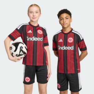 Primera equipación para niño del Eintracht Frankfurt para la temporada 2026-2027. Conjunto oficial de camiseta y pantalón corto.