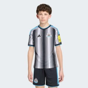 Primera equipación para niño del Newcastle United temporada 26/27. Conjunto de camiseta y pantalón de fútbol oficiales.