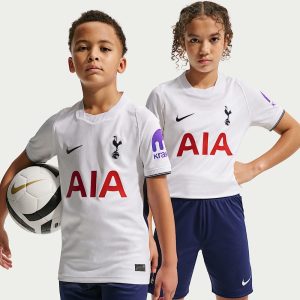 Primera equipación de niño del Tottenham para la temporada 2026/27. Camiseta y pantalón corto oficiales de los Spurs para niños.