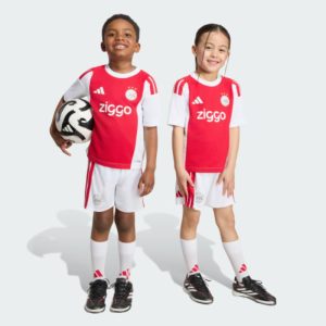 Primera equipación del Ajax para niños temporada 26/27. Kit oficial de fútbol infantil con camiseta y pantalón corto a juego.