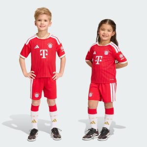 Primera equipación de fútbol para niños del Bayer Munich temporada 26/27. Conjunto oficial de camiseta y pantalón corto.