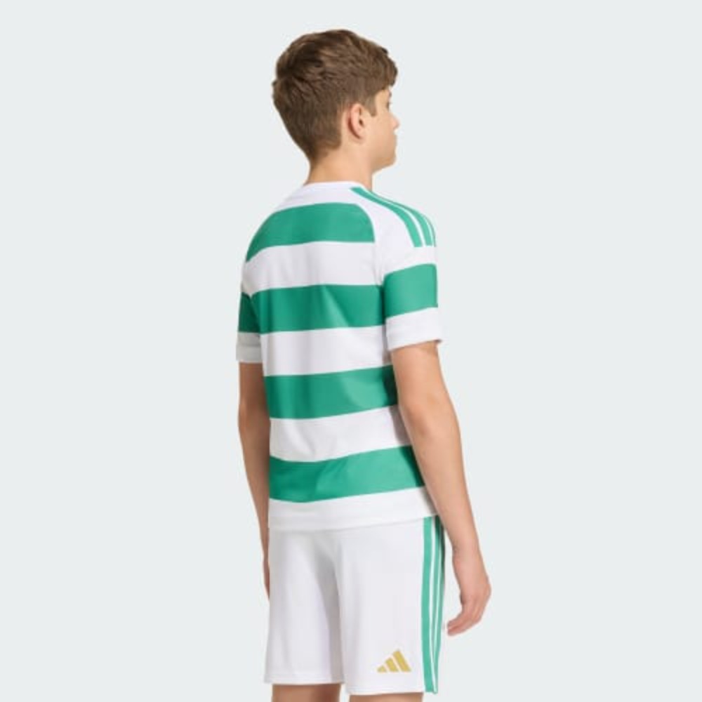 EQUIPACIÓN NIÑOS CELTIC FC 26/27 2 Equipación completa para niños del Celtic FC, temporada 26/27. Incluye camiseta, pantalón y medias de la primera equipación.