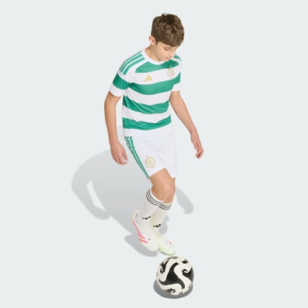 EQUIPACIÓN NIÑOS CELTIC FC 26/27 3 Equipación completa para niños del Celtic FC, temporada 26/27. Incluye camiseta, pantalón y medias de la primera equipación.