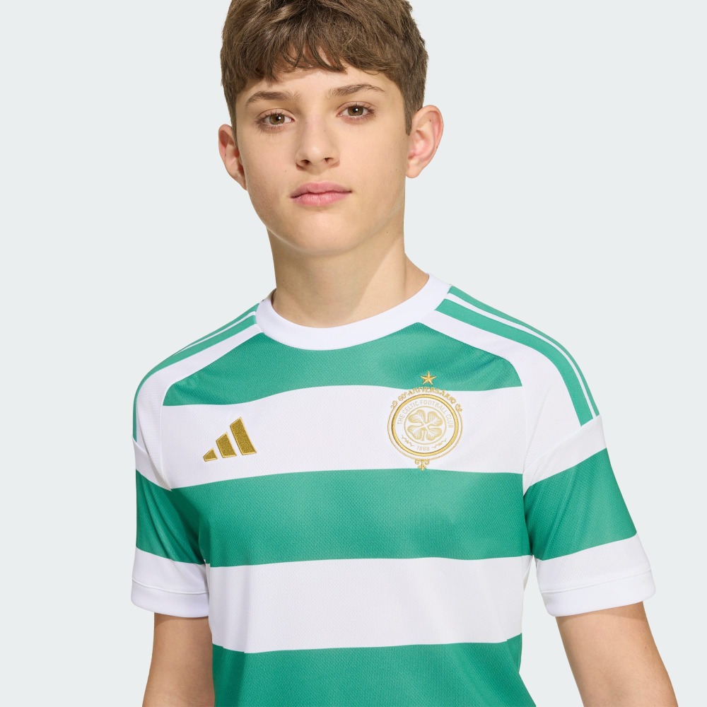 EQUIPACIÓN NIÑOS CELTIC FC 26/27 6 Equipación completa para niños del Celtic FC, temporada 26/27. Incluye camiseta, pantalón y medias de la primera equipación.
